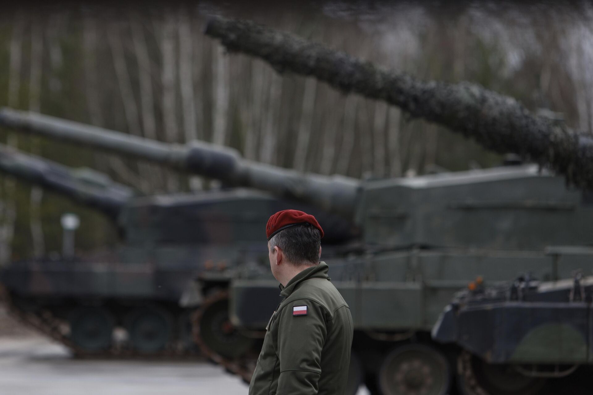 Польский военный рядом с танками Leoapard 2 во время учений в рамках военной помощи ЕС Украине на военной базе в Светошове - РИА Новости, 1920, 28.08.2024