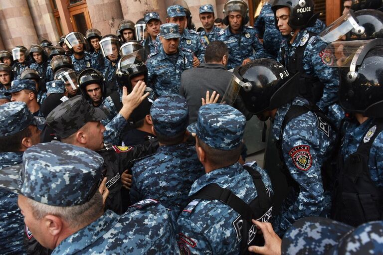 Сотрудники полиции во время протеста на фоне эскалации в Нагорном Карабахе на площади Республики в Ереване