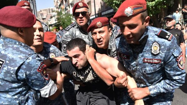 Сотрудники полиции задерживают участника протеста на фоне эскалации в Нагорном Карабахе на площади Республики в Ереване