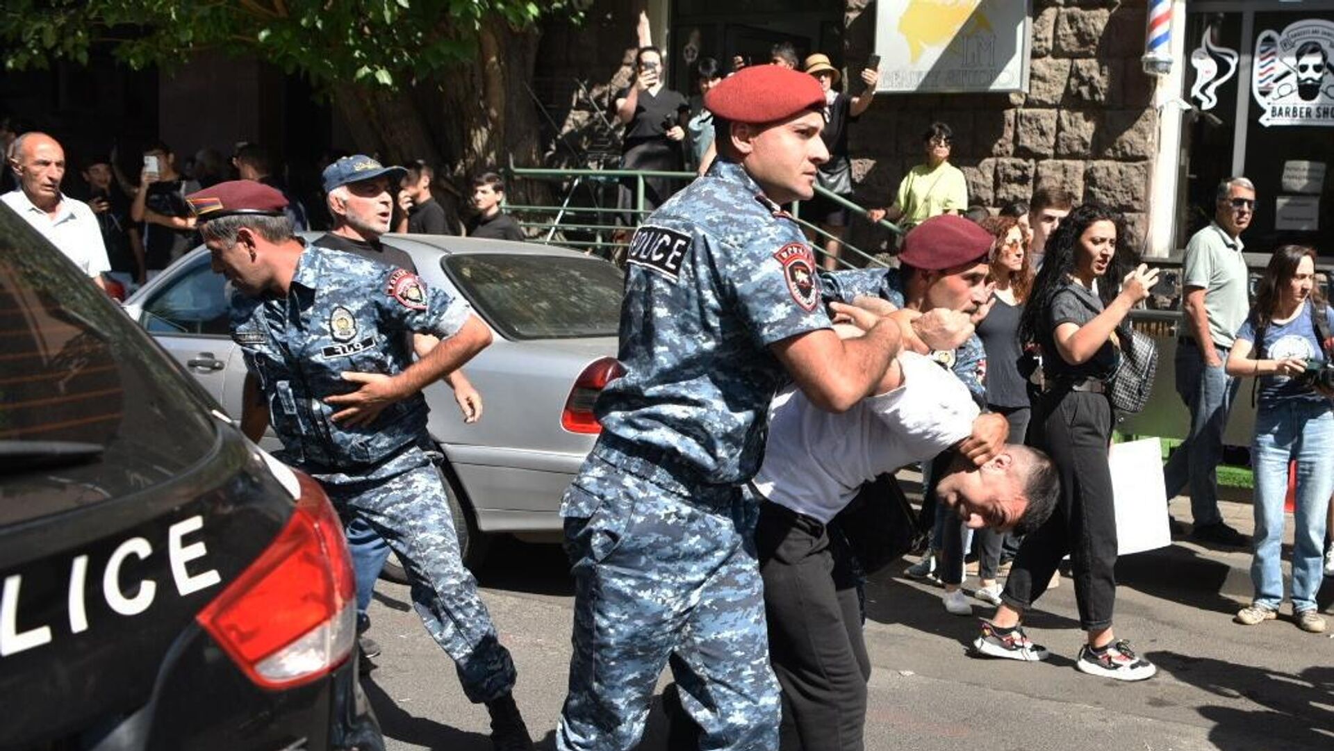 Сотрудники полиции задерживают участника протеста на фоне эскалации в Нагорном Карабахе на площади Республики в Ереване - РИА Новости, 1920, 22.09.2023