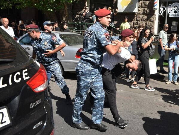 Сотрудники полиции задерживают участника протеста на фоне эскалации в Нагорном Карабахе на площади Республики в Ереване