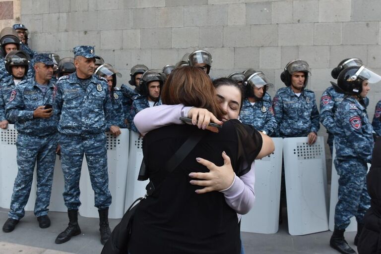 Участницы протеста на фоне эскалации в Нагорном Карабахе и сотрудники полиции на площади Республики в Ереване