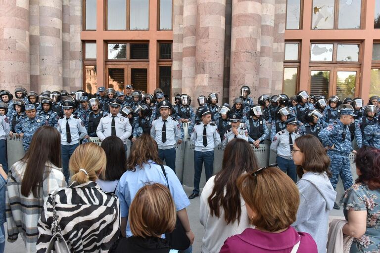 Участники протеста на фоне эскалации в Нагорном Карабахе и сотрудники полиции на площади Республики в Ереване