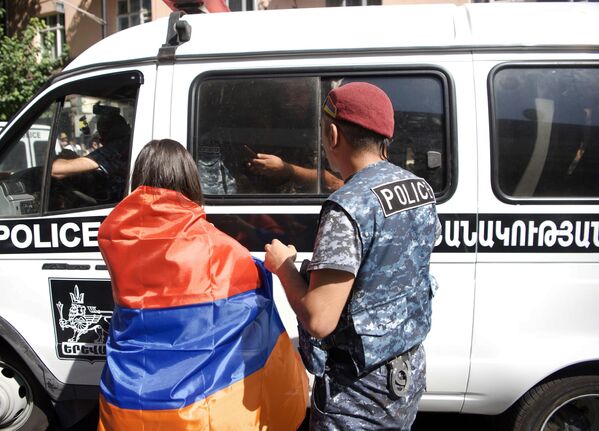 Задержанные участники протеста на фоне эскалации в Нагорном Карабахе на площади Республики в Ереване в полицейском автомобиле