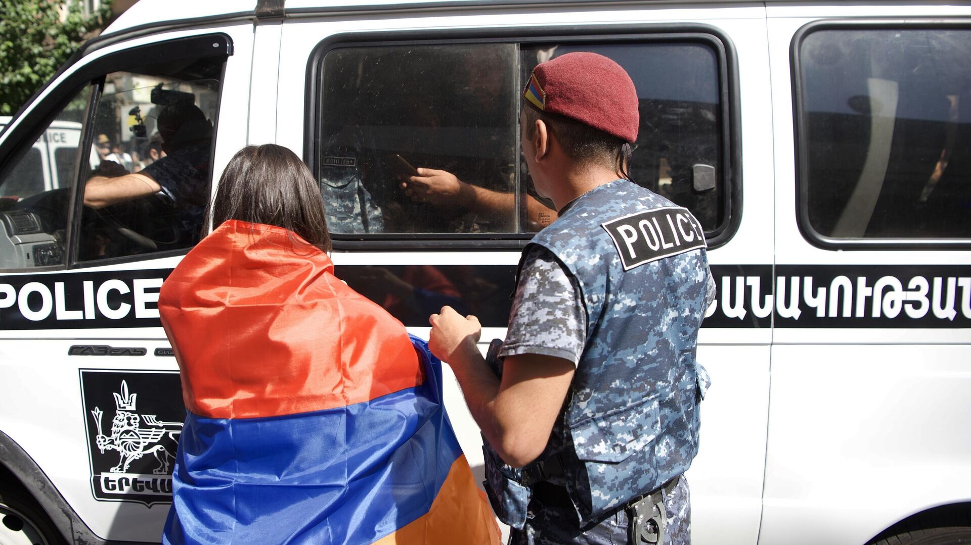 Задержанные участники протеста на фоне эскалации в Нагорном Карабахе на площади Республики в Ереване в полицейском автомобиле - РИА Новости, 1920, 25.09.2023