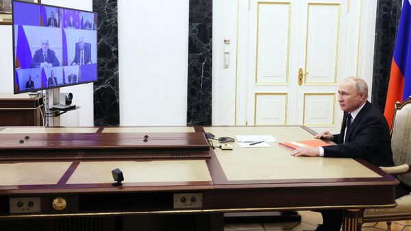 Президент РФ Владимир Путин проводит в режиме видеоконференции совещание с постоянными членами Совета безопасности РФ
