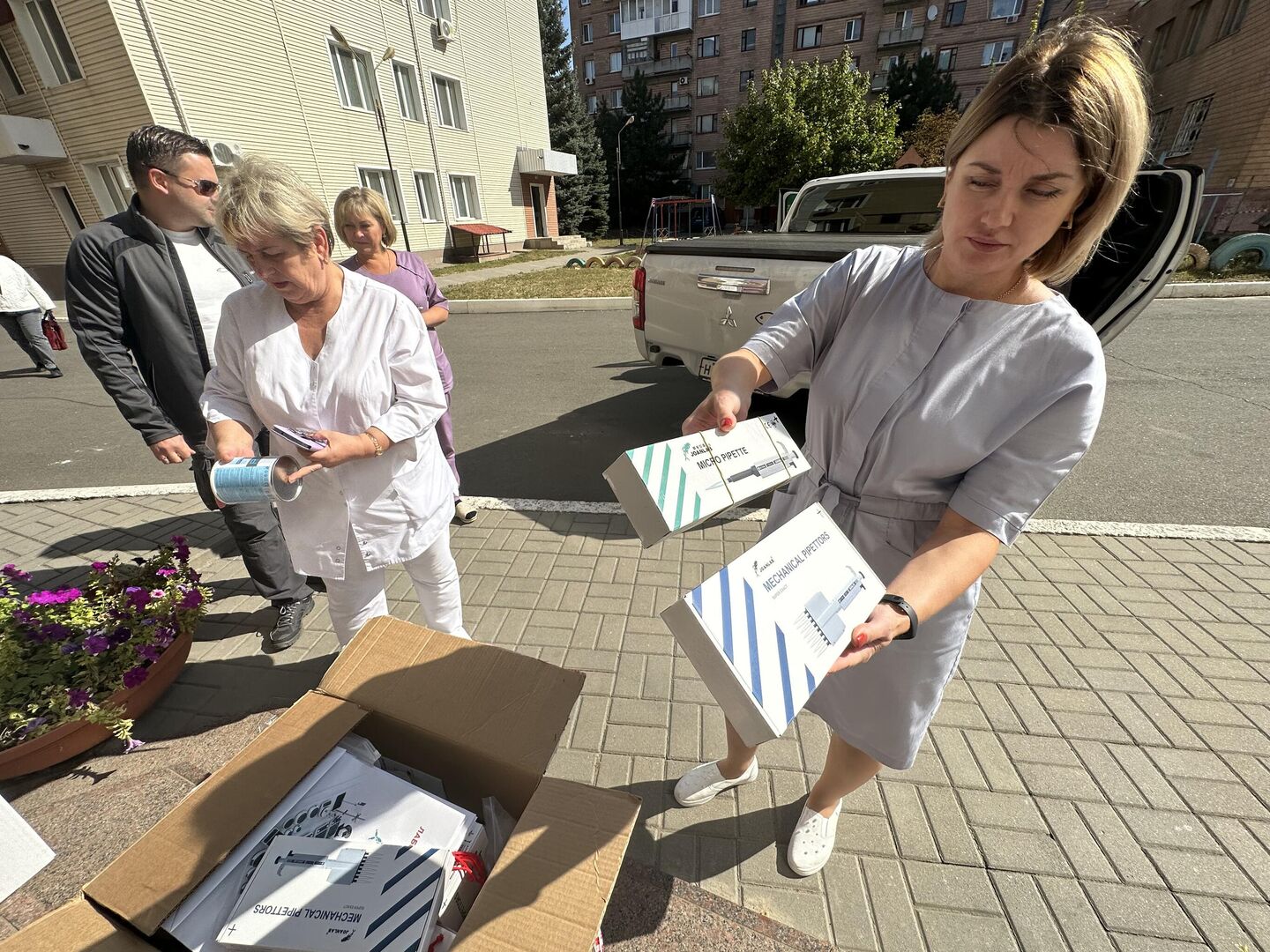 Врач Елена Еременко демонстрирует диагностическое оборудование от РГМ