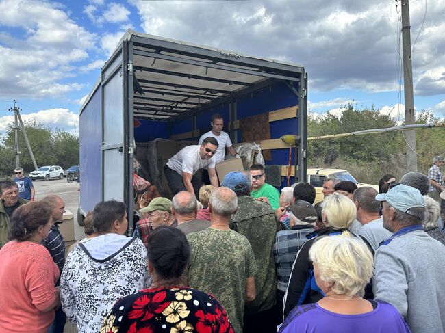 Жители села Нижнее получают гуманитарные наборы