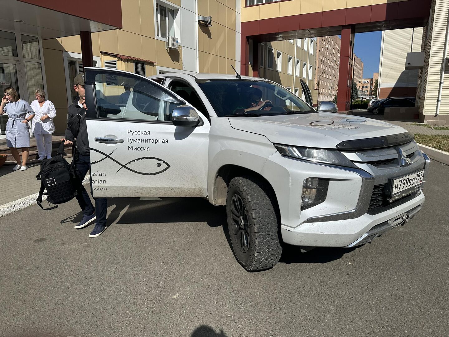 Пикап РГМ во дворе Луганской республиканской клинической больницы