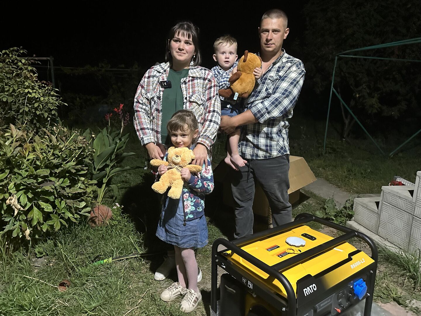 Семья Гончаровых с новым бензиновым генератором