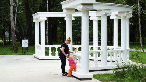  Женщина с ребенком в Грачевском парке