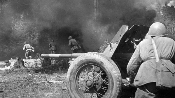 Великая Отечественная война 1941-1945 гг.  Советские солдаты ведут огонь по врагу
