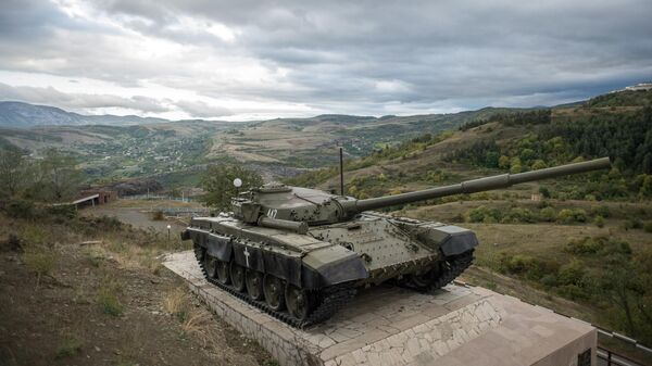 Памятник-танк в окрестностях города Шуши самопровозглашенной Республики Нагорный Карабах