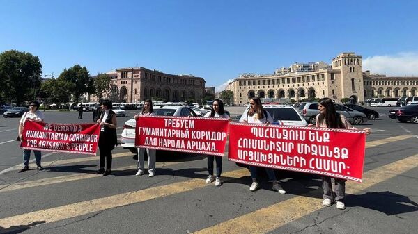 Участники протеста на фоне эскалации в Карабахе и сотрудники полиции на площади Республики в Ереване