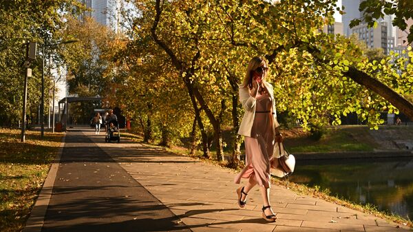 Девушка гуляет на Красногвардейских прудах в Москве. 22 сентября 2023