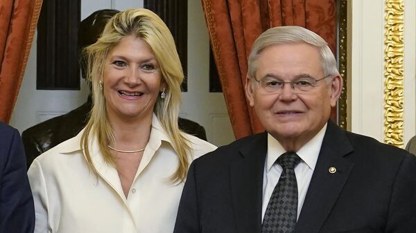 Председатель сенатского комитета по международным отношениям сенатор Боб Менендес и его супруга Надин Арсланян