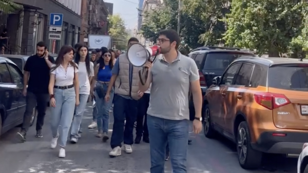 Шествие с требованием отставки властей в Ереване