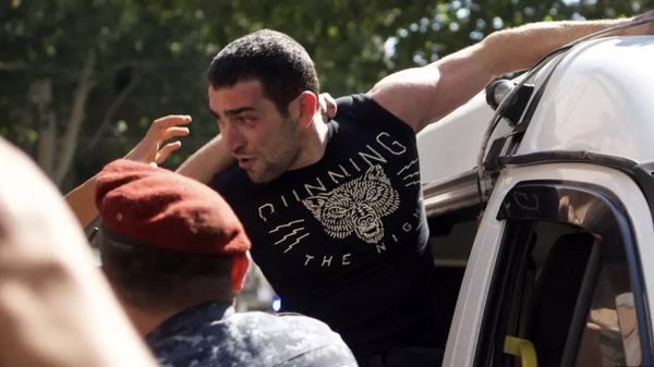 Полиция задерживает Левона Кочаряна во время протестов на фоне эскалации в Нагорном Карабахе. 22 сентября 2023