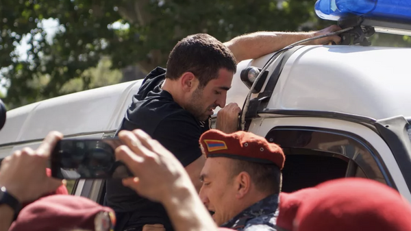 Полиция задерживает Левона Кочаряна во время протестов в Ереване. Архивное фото