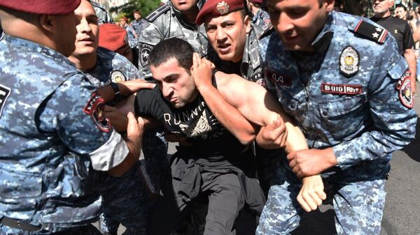Сотрудники полиции задерживают Левона Кочаряна во время протестов на фоне эскалации в Нагорном Карабахе на площади Республики в Ереване. 22 сентября 2023