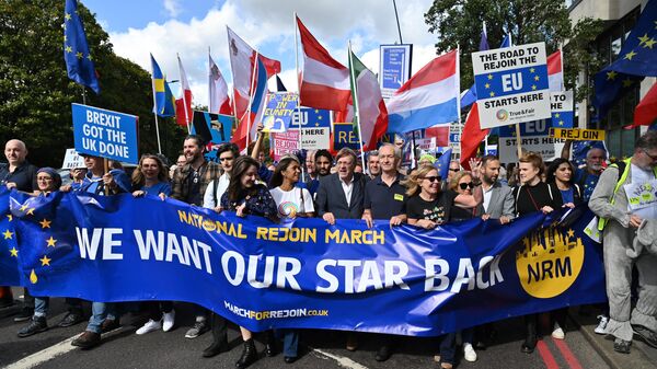 Участники кампании против Brexit во время марша за возвращение Великобритании в состав Евросоюза в центре Лондона. 23 сентября 2023