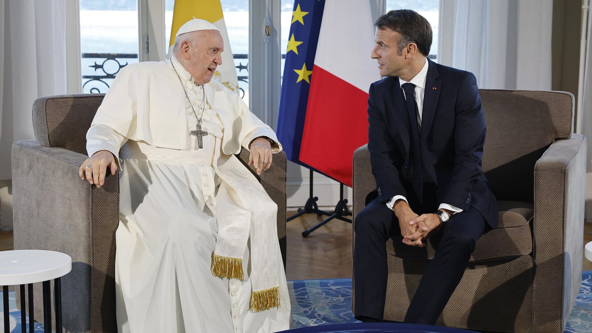 Папа Франциск и президент Франции Эммануэль Макрон во время встречи в городе Марсель. 23 сентября 2023 - РИА Новости, 1920, 23.09.2023