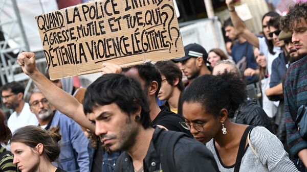 Акция против полицейского насилия и расизма в Париже