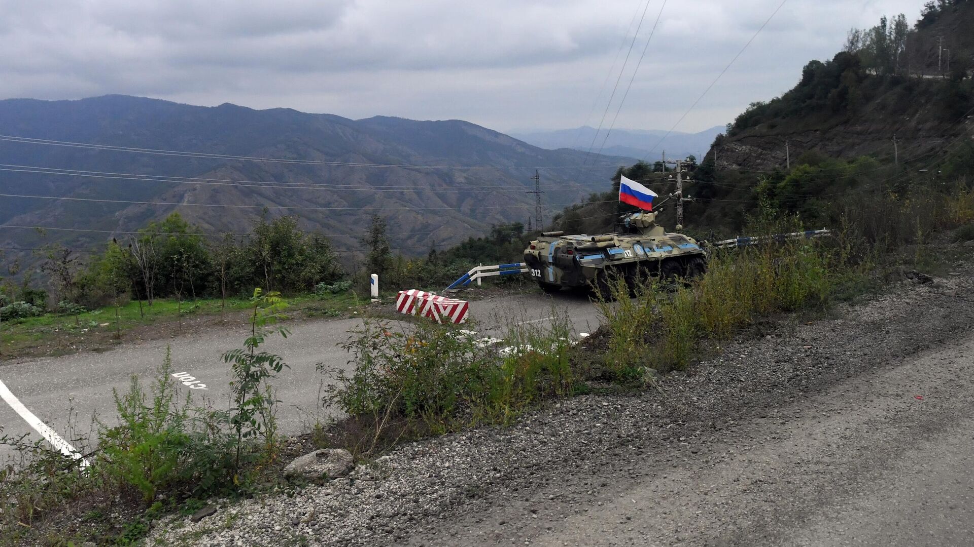 Бронетранспортер БТР-82А российских миротворческих сил у блок-поста в Нагорном Карабахе - РИА Новости, 1920, 03.10.2023