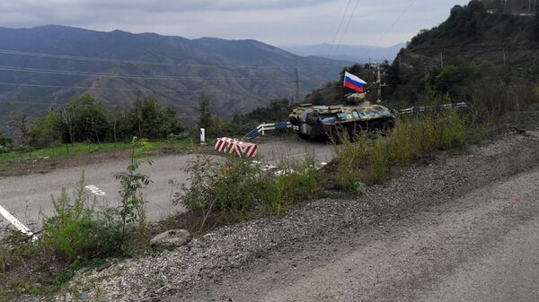Бронетранспортер БТР-82А российских миротворческих сил у блок-поста в Нагорном Карабахе. Архивное фото