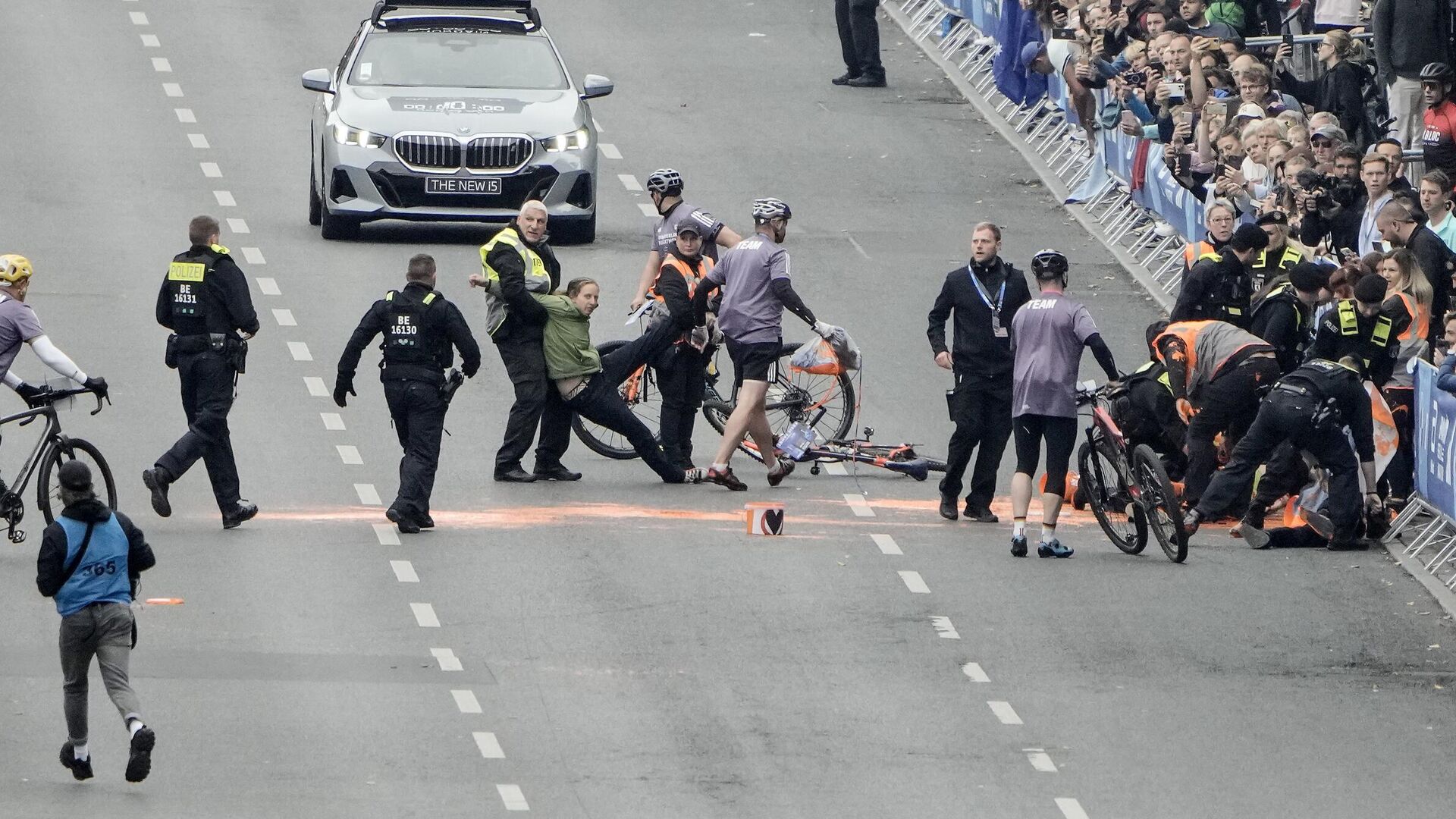 Полиция оттаскивает активистов организации Последнее поколение с трассы перед стартом Берлинского марафона. 24 сентября 2023 - РИА Новости, 1920, 24.09.2023
