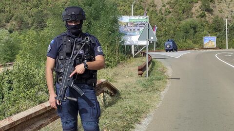 Офицер косовской полиции охраняет дорогу возле деревни Баньска, Северное Косово