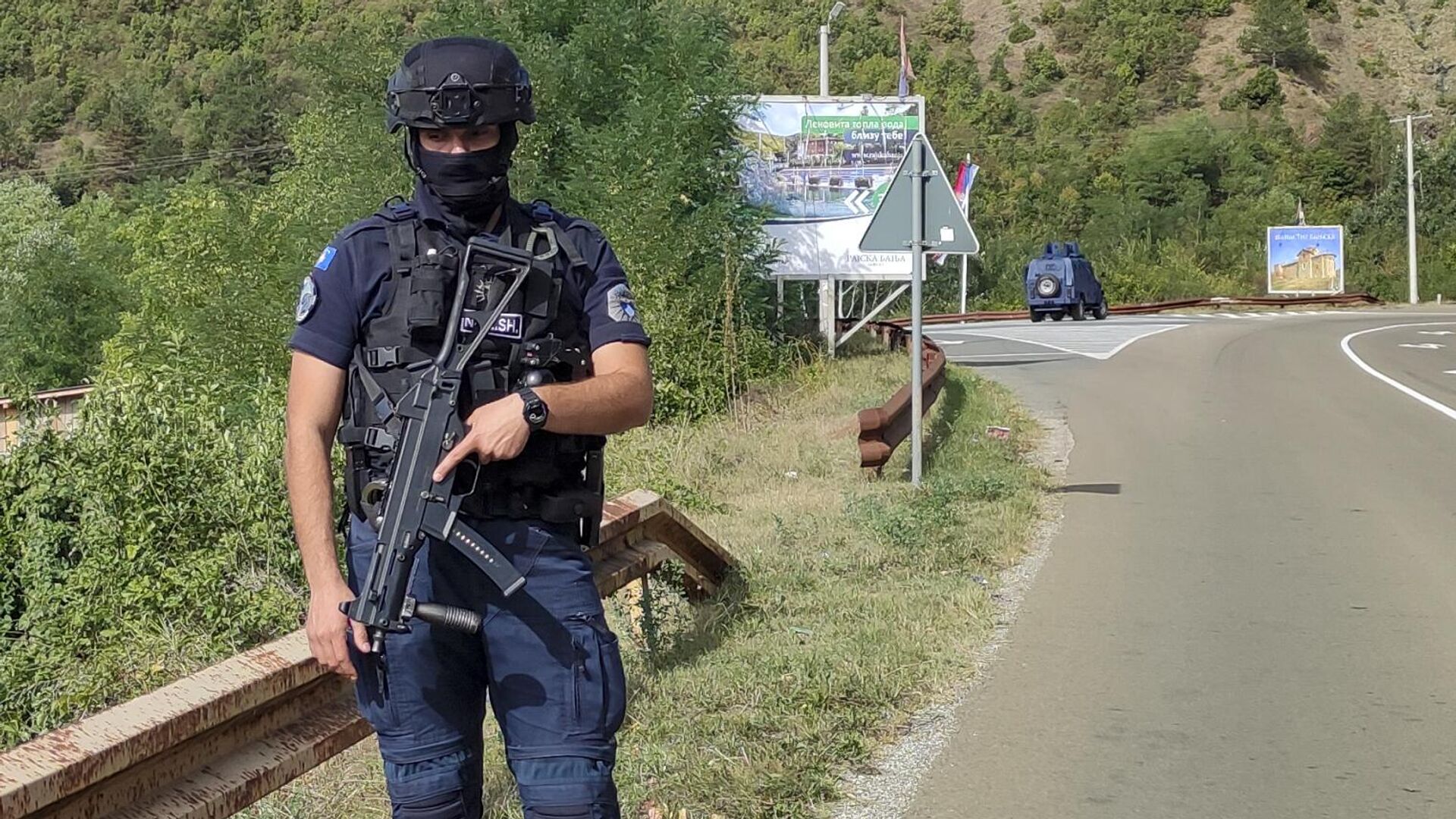 Офицер косовской полиции охраняет дорогу возле деревни Баньска, северное Косово - РИА Новости, 1920, 26.09.2023