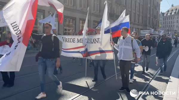 Демонстрация против поставок оружия Западом Украине в Амстердаме