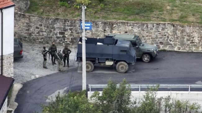 Группа вооруженных людей в масках стоит перед монастырем Баньска на севере Косово. 24 сентября 2023