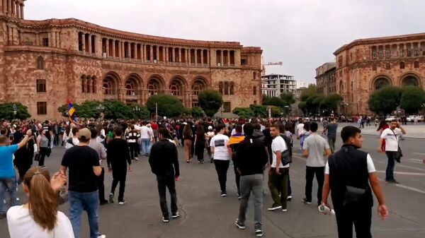 Участники протестной акции на площади Республики в Ереване 