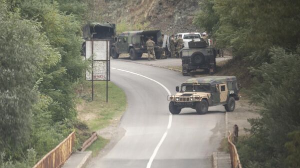 Члены миротворческой миссии НАТО в Косово установили контрольно-пропускной пункт на дороге, ведущей к монастырю Баньска. 24 сентября 2023