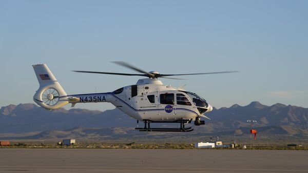 Вертолет NASA патрулирует военный полигон Дагуэй в штате Юта перед приземлением капсулы с грунтом астероида Бенну