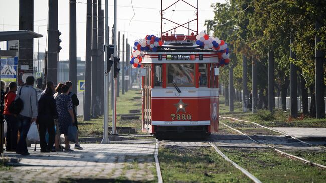 Ретротрамвай на маршруте в Мариуполе