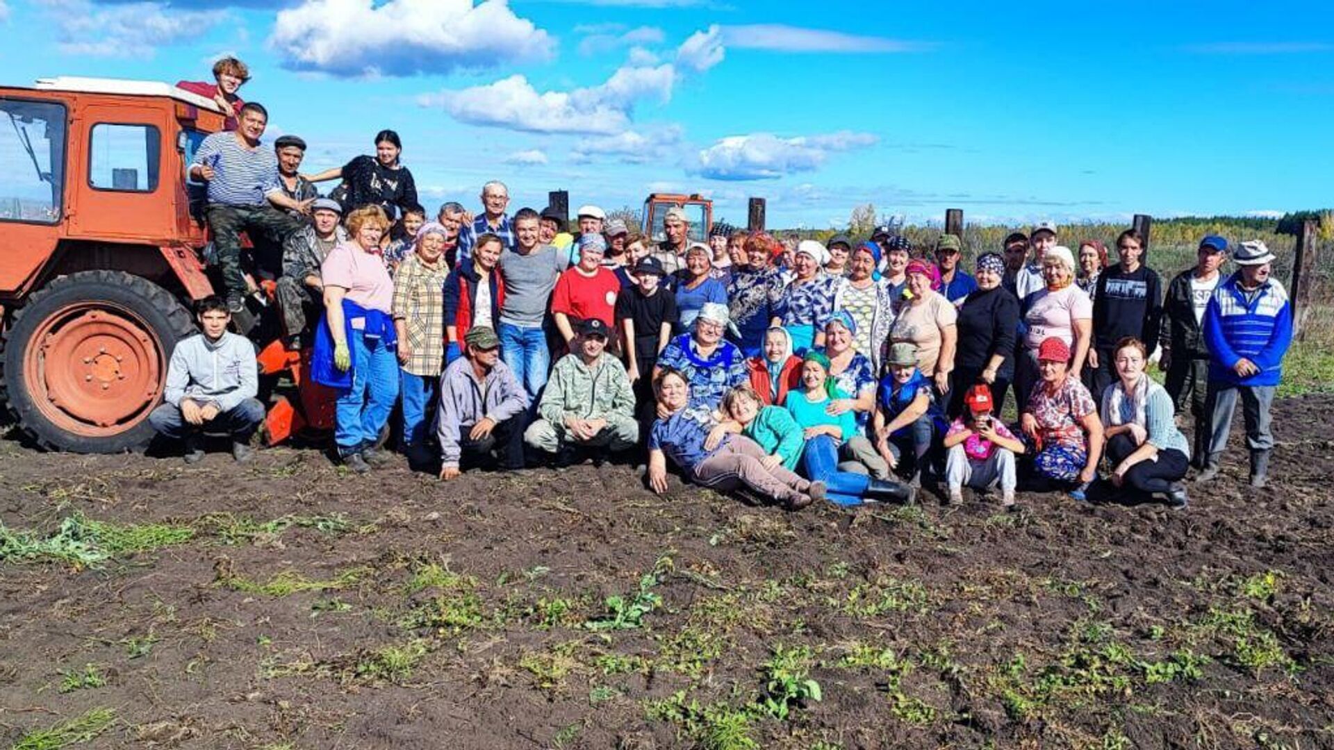 Жители села в Башкирии вырастили поле овощей для участников СВО - РИА Новости, 1920, 25.09.2023