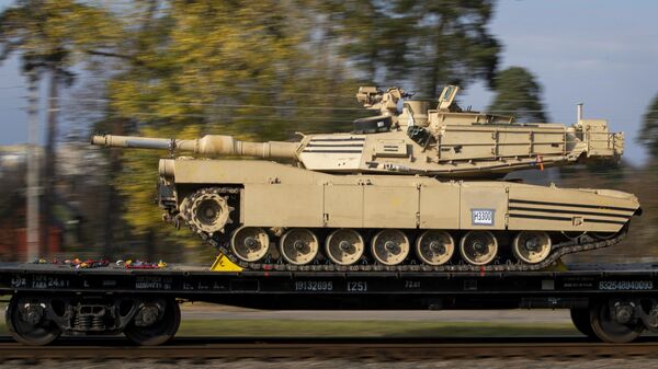 Танк Abrams во время транспортировки. Архивное фото