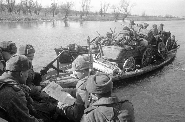 К концу октября 1943 года войска 4-го Украинского фронта под командованием генерала Федора Ивановича Толбухина, прорвав сильно укрепленную оборонительную линию врага ВОТАН на реке Молочной, вышли в низовье Днепра, захватили подступы к Крыму