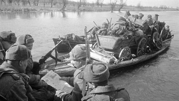 К концу октября 1943 года войска 4-го Украинского фронта под командованием генерала Федора Ивановича Толбухина, прорвав сильно укрепленную оборонительную линию врага ВОТАН на реке Молочной, вышли в низовье Днепра, захватили подступы к Крыму