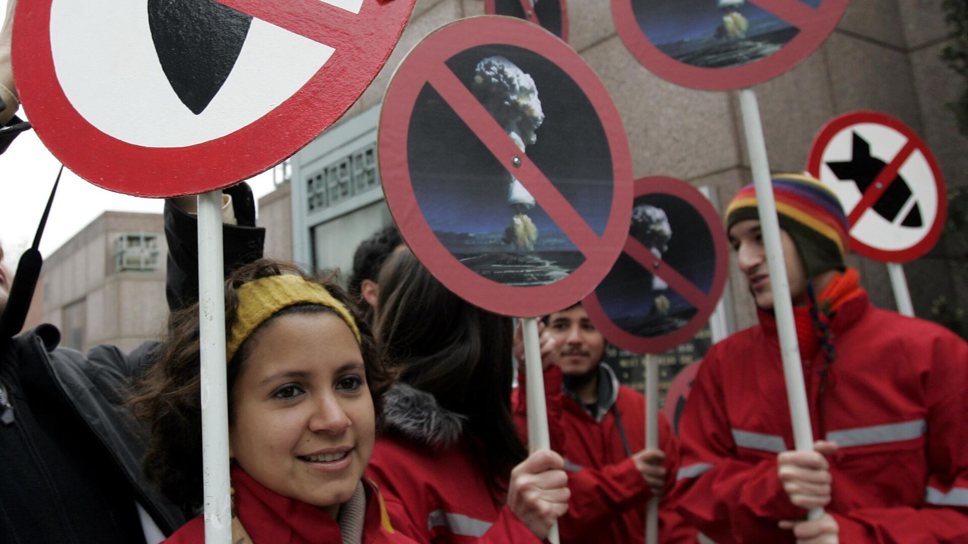 Активисты держат плакаты против применения ядерного оружия перед посольством США в Сантьяго - РИА Новости, 1920, 12.01.2024