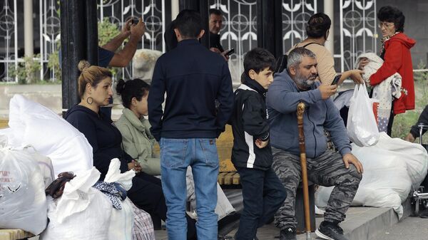 Беженцы возле гуманитарного центра в городе Горис, Армения