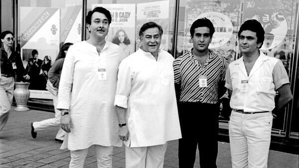 Известный индийский актер и режиссер Радж Капур с сыновьями Рандхиром, Радживом и Риши на XIII Московском Международном кинофестивале. 1983 год
