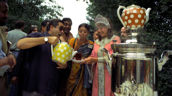 Гости и участники фестиваля во время посещения киностудии Мосфильм. Индийский актер Радж Капур угощает гостей чаем. 1975 год