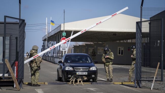 Автомобиль на пограничном пункте пропуска на Украине