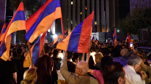 Участники протестов в связи с обострением ситуации в Нагорном Карабахе у посольства России в Ереване. 19 сентября 2023 года