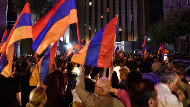 Участники протестов в связи с обострением ситуации в Нагорном Карабахе у посольства России в Ереване. 19 сентября 2023 года
