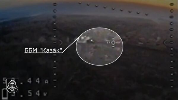 Кадры уничтожения FPV-дроном украинского броневика Казак на участке Работино-Вербовое 
